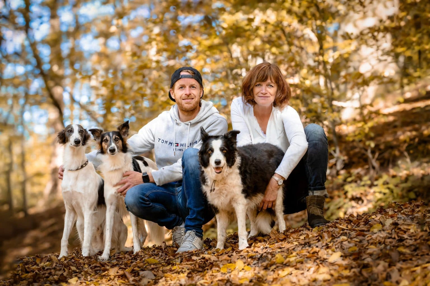 Heidi Spicker und Sohn Markus in Wald mit den Hunden im Herbst